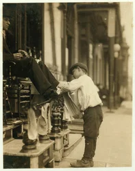 Michael Mero, 2 West 4th St. limpiabotas, 12 años de edad, trabajando por su propia voluntad durante un año. No fuma. Fuera después de las 11 P.M. el 21 de mayo. Normalmente trabaja 6 horas al día. Ubicación: Wilmington, Delaware.